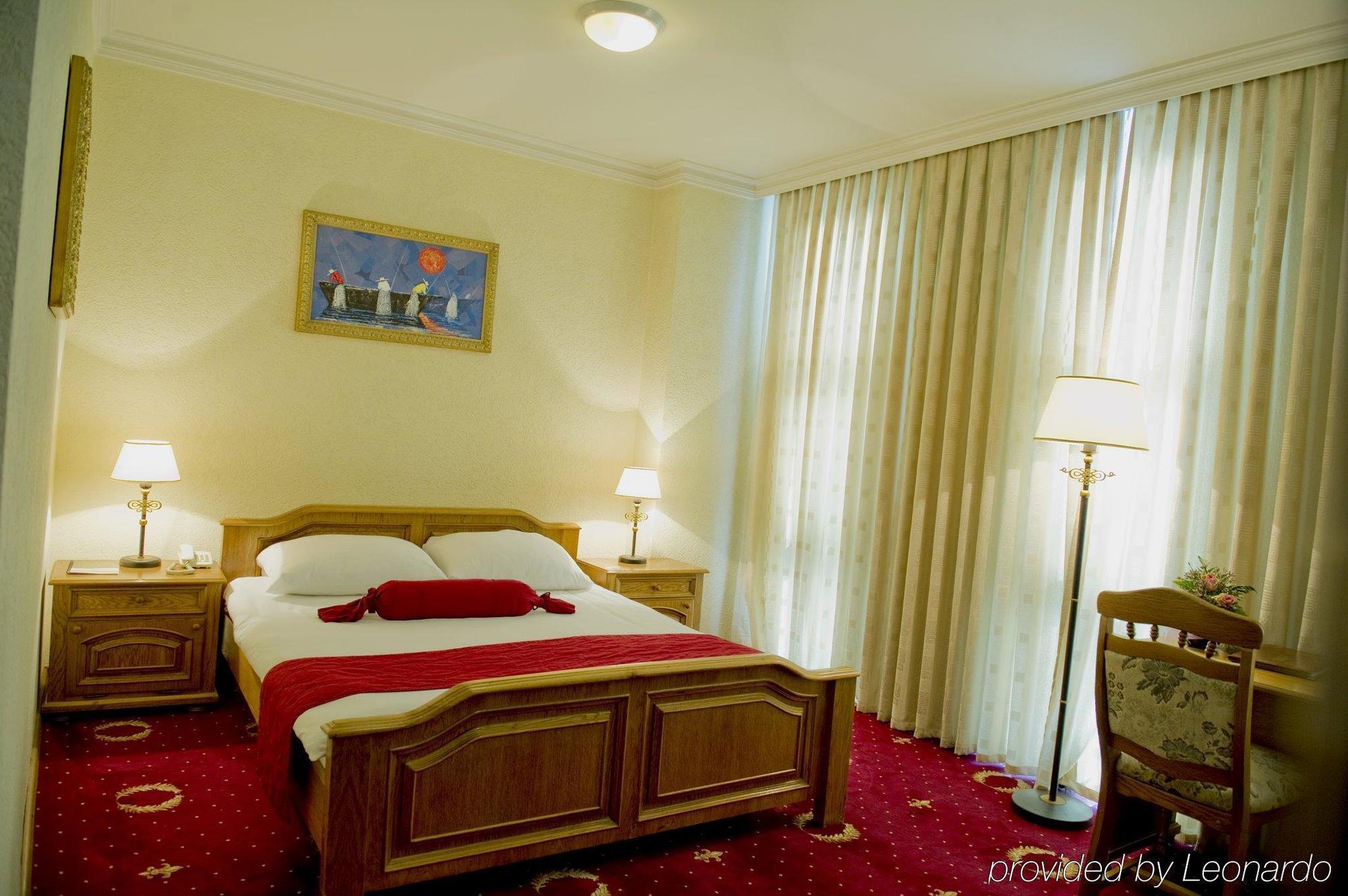 Hotel Victory Pristina Exteriör bild