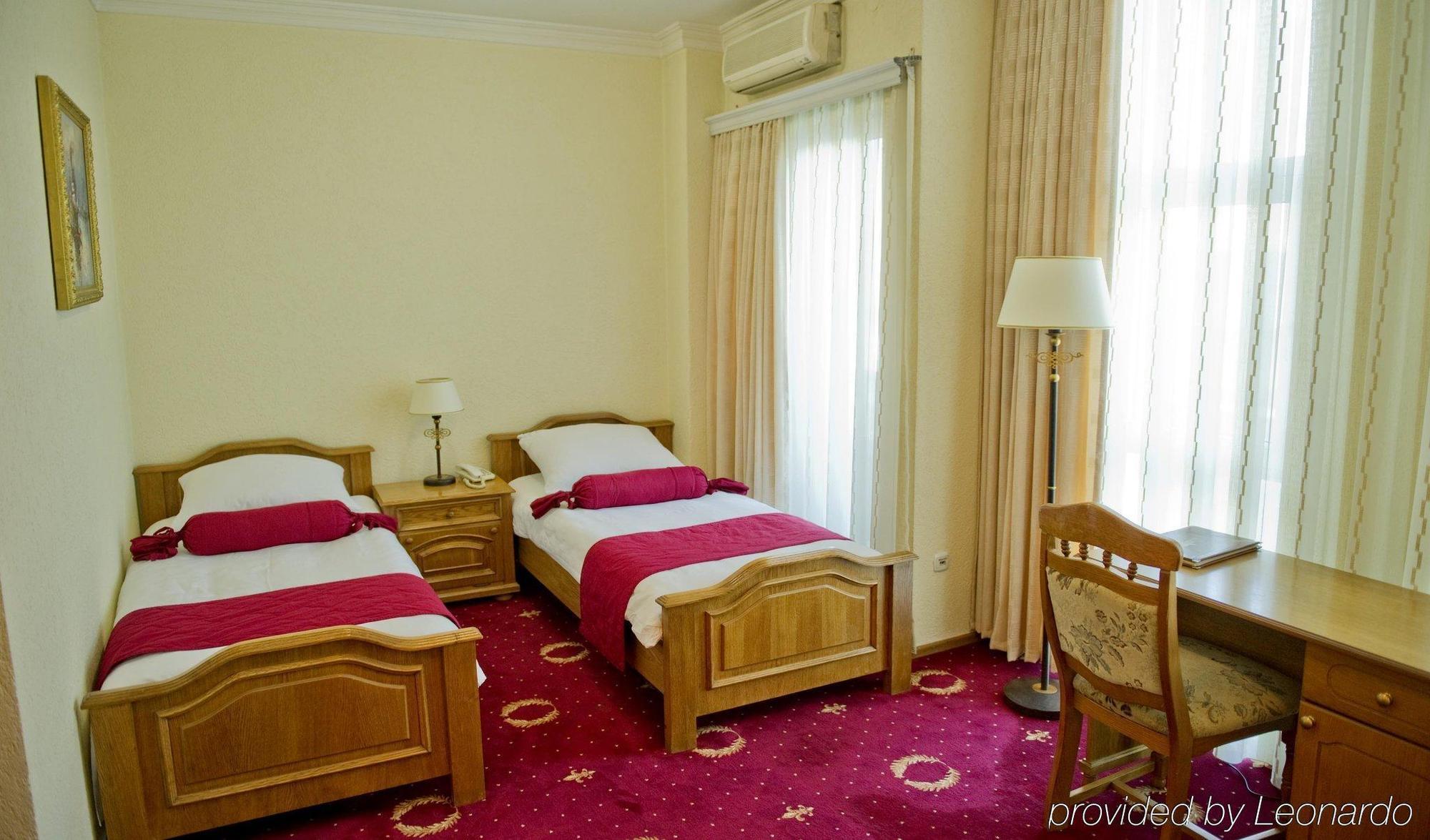 Hotel Victory Pristina Exteriör bild