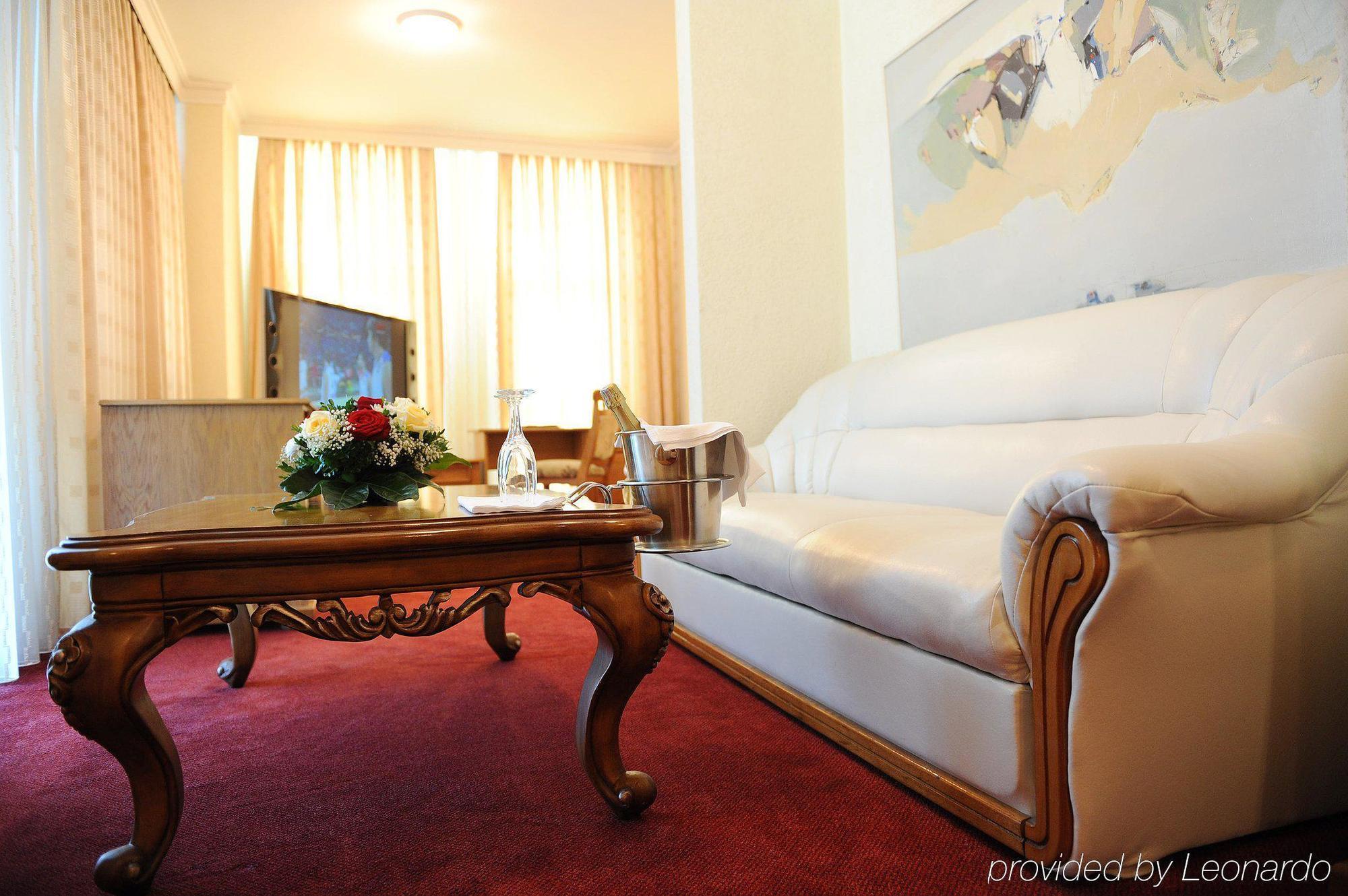 Hotel Victory Pristina Exteriör bild