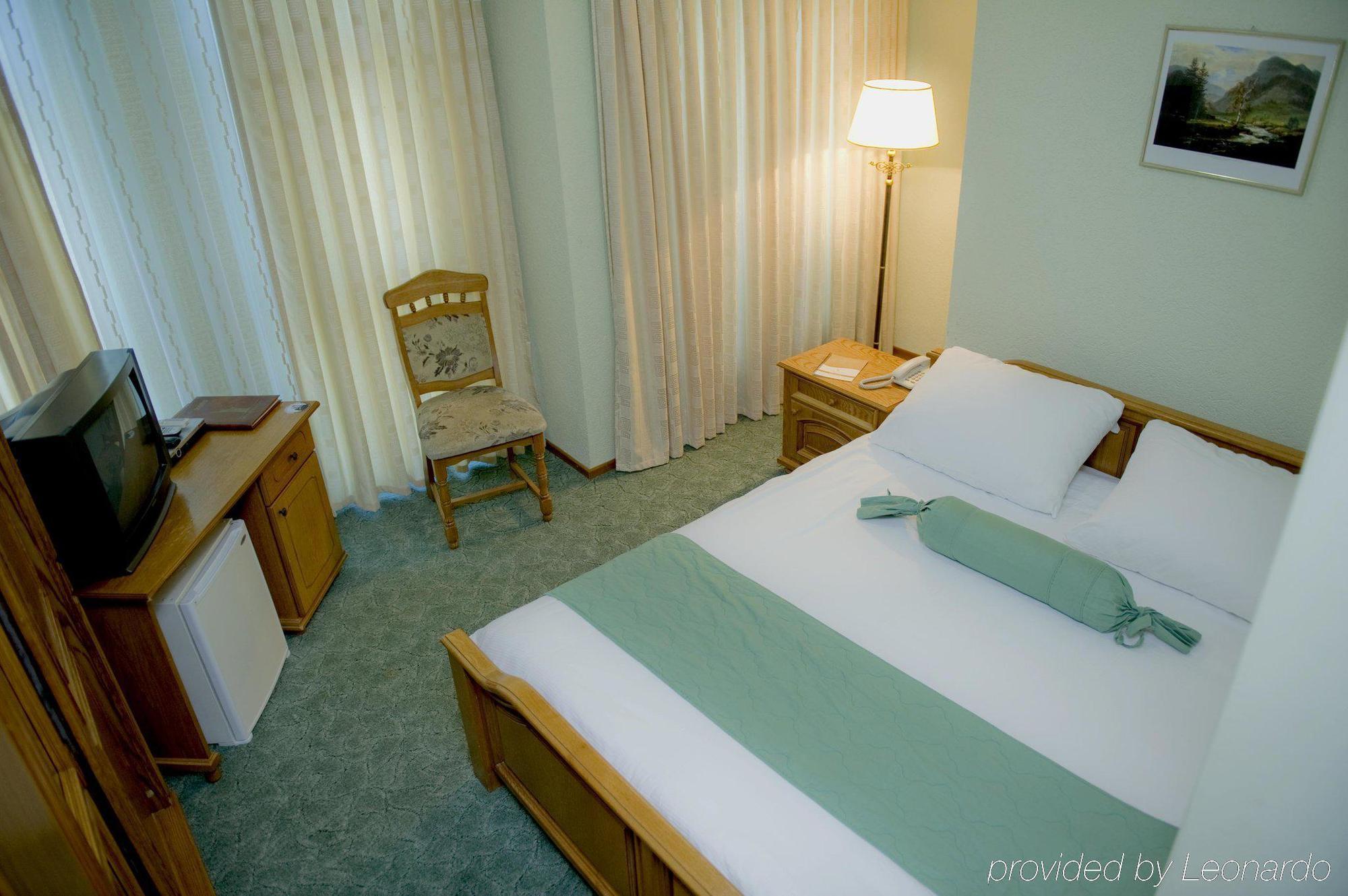Hotel Victory Pristina Exteriör bild